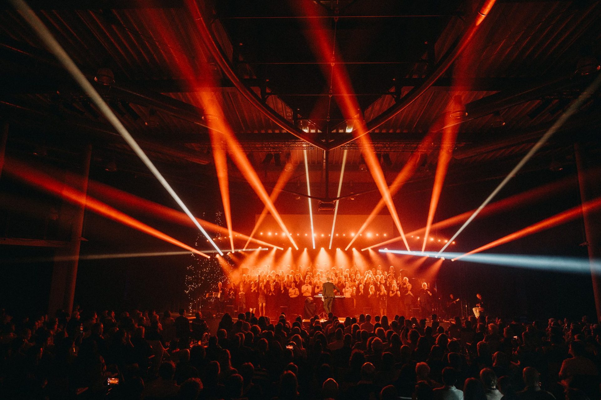 Chris Lass live mit Chor auf großer Bühne